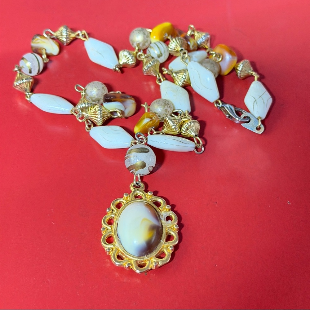 Elegant Gold and MOP Vintage White Pendant Necklace